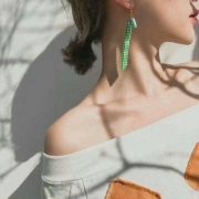 qq头像女生露锁骨的，美女锁骨控头像