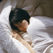 床上安静短发女生头像图