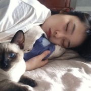 头像女生萌宠，女生头像真人抱小动物