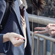 剪刀石头不露脸校服情头图片，剪刀手情侣头像一左一右