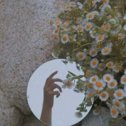 网图女生镜子面前，对着镜子拍照的女生头像