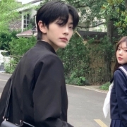 学生党情侣头像真人，上学时的情和爱都不是事