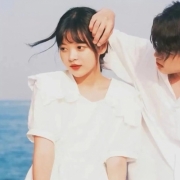 干净白色系帮女生撩头发情头图片，白色纯系情侣头像