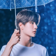 雨中打伞伤感帅哥头像图片，撑伞也是雨中人