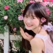 花与少女头像真人，拿着花的女生微信头像