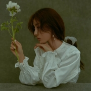 寂寞伤感拿花女生头像图片，女头像带花唯美伤感