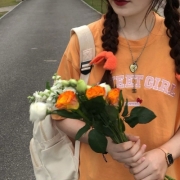 女生微信头像人带花，唯