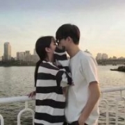 情侣头像两人一起双人幸福甜蜜图片，爱情很甜美