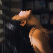 伤感仰头意境女生头像图