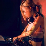 夜店蹦迪女生DJ头像图片，超越年龄界限的疯狂